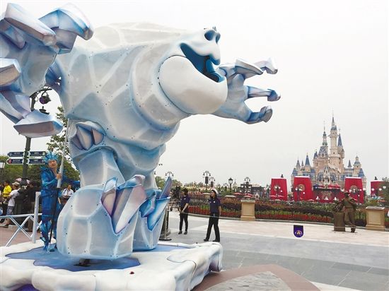 烏恰冰雪巨人主題花車